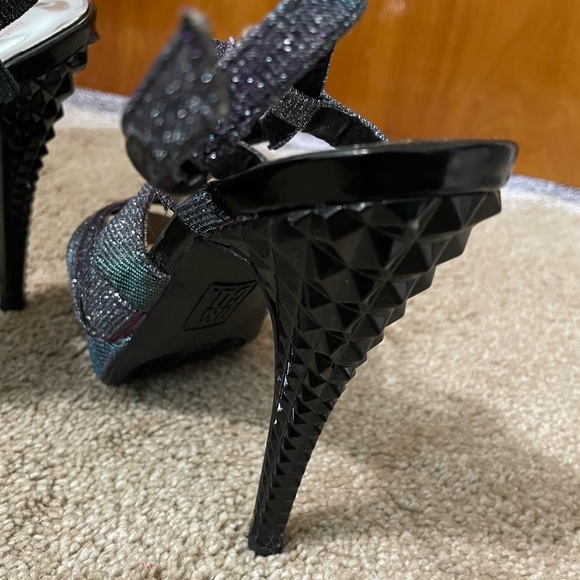 9&co. Strappy Sparkle Heels with Studded Heel Women’s 6.5 Purple/Blue/Black NWOT - Picture 2 of 3